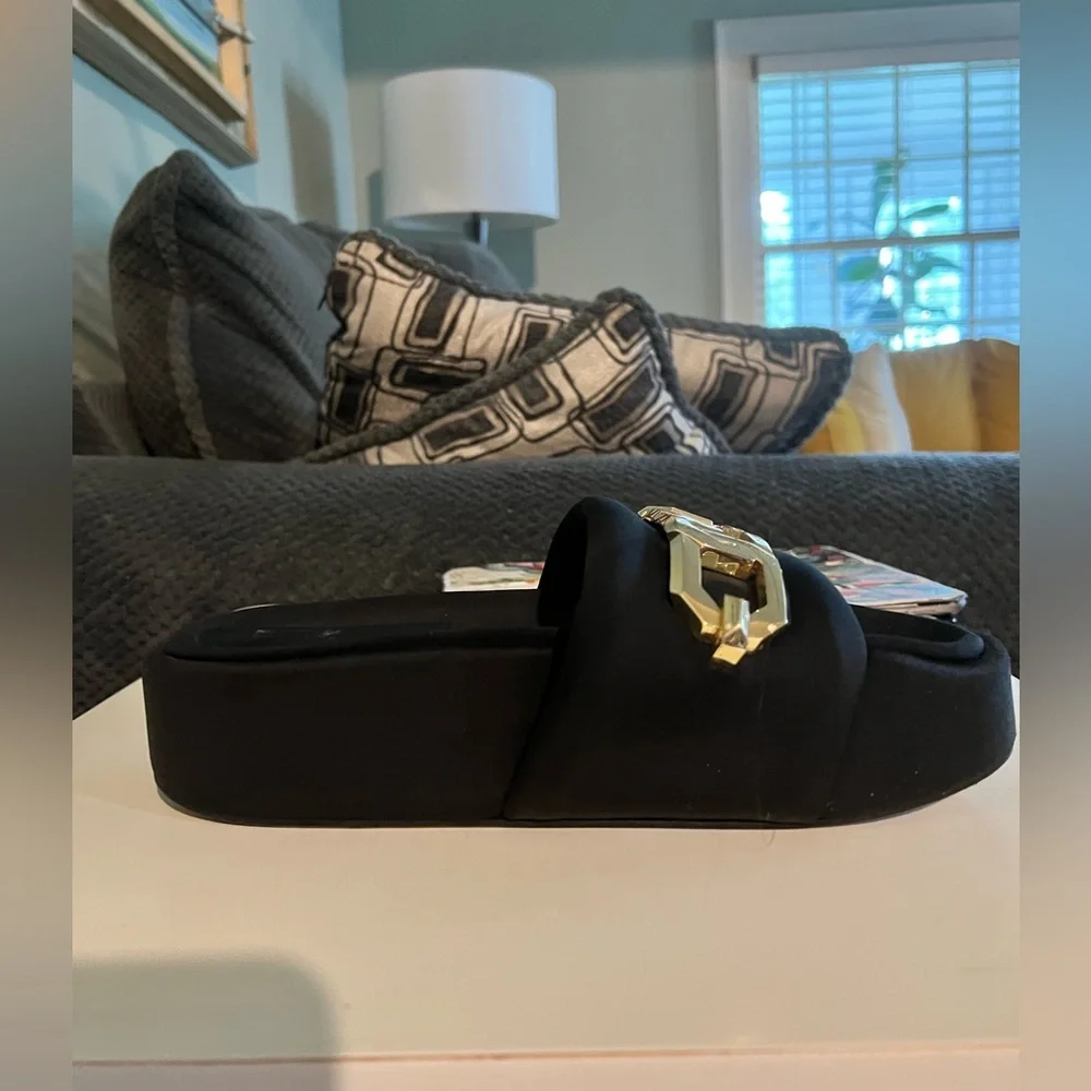 Good American Gold Chain black platform slides. Size 9 with a 2” platform.